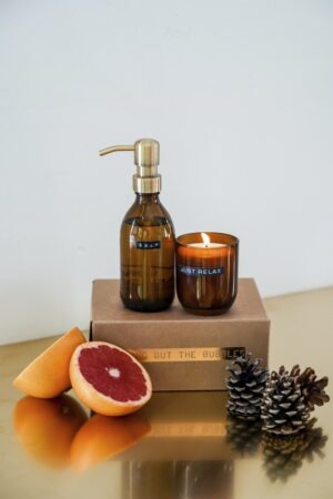 DISTRIBUTEUR DE SAVON POUR LES MAINS DE 200ML ET ENSEMBLE DE BOUGIES PARFUMEES DE150GR WELLMARK DISCOVERY