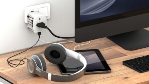 ADAPTATEUR DE VOYAGE UNIVERSEL MUV 2-POLES AVEC USB SKROSS